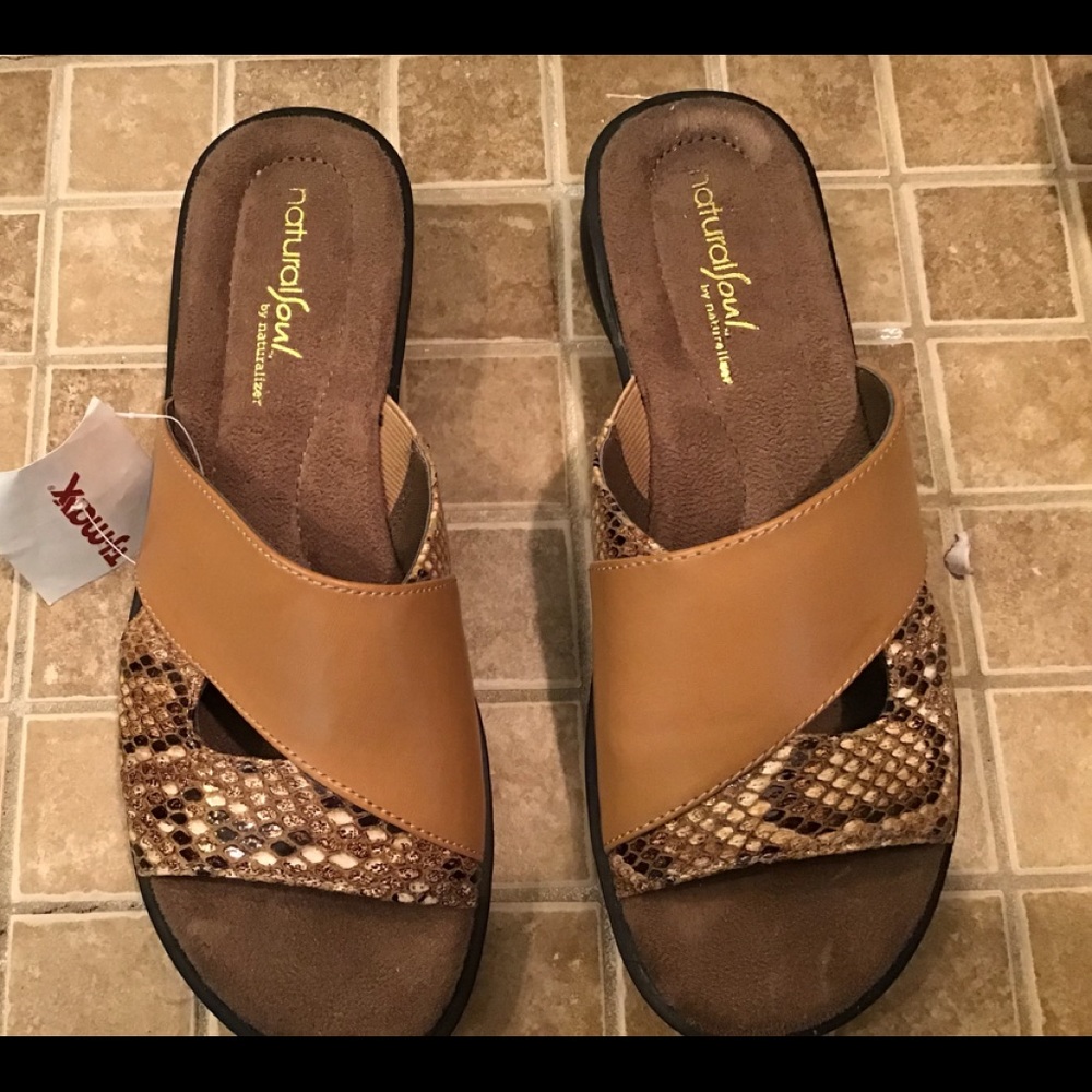 Women’s shoe size 6.5 natural sole by Naturalizer